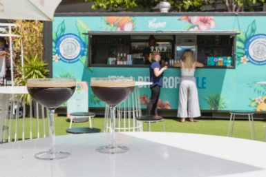 Thưởng thức tiệc ngoài trời bên bờ sông tại quầy bar Riverside Garden Pop-Up
