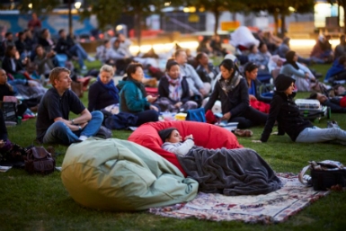 Đến rạp chiếu phim ngoài trời Park Cinema xem phim hài lãng mạn