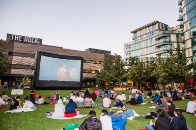 Đêm nhạc Mùa hè Bất tận tại quán bar Chuckle Park