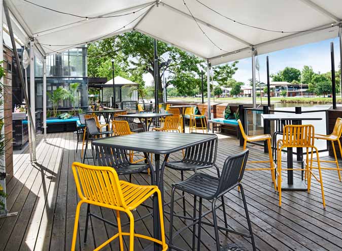 Bạn yêu thích không khí bar sôi động? Hãy đến với quầy bar di động 4 Pines tại Riverland Bar