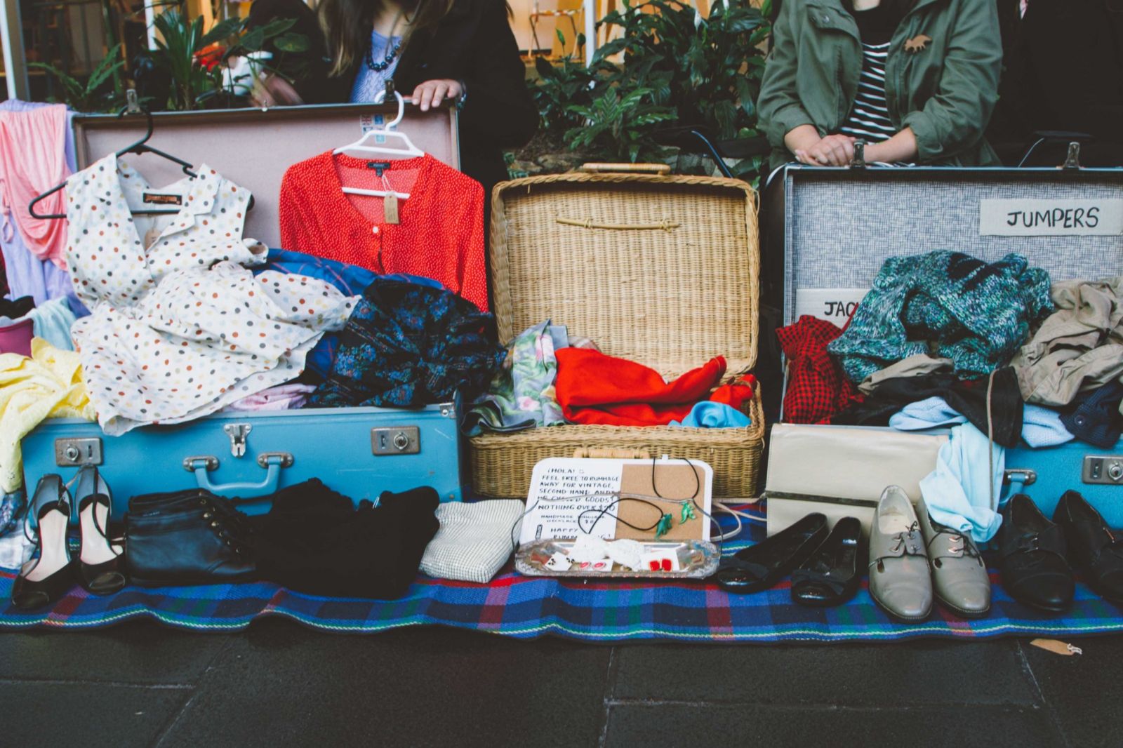Phiên chợ đồ cũ Suitcase Rummage